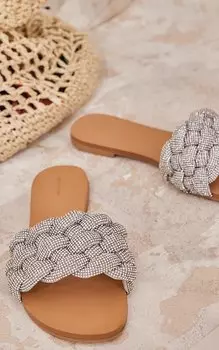 PrettyLittleThing Серебряные сандалии-мюли с толстым плетеным ремешком и круглым носком, украшенные стразами