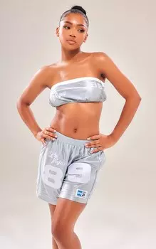 PrettyLittleThing Серебряный топ-бандо с принтом