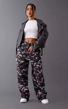 PrettyLittleThing Серые брюки карго с камуфляжным принтом Petite и брызгами краски