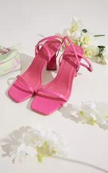 PrettyLittleThing Широкие босоножки цвета фуксии из искусственной кожи с квадратным носком и квадратным высоким каблуком