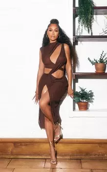 PrettyLittleThing Шоколадно-коричневое текстурированное платье мидакси с высоким воротником и вырезами спереди