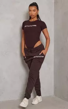 PrettyLittleThing Шоколадно-коричневые джоггеры с манжетами и высокой талией с логотипом