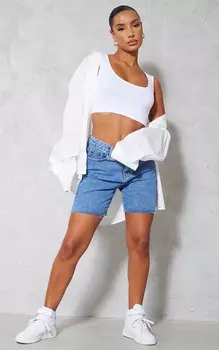 PrettyLittleThing Синие джинсовые шорты приталенного кроя средней длины