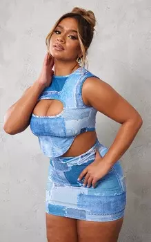 PrettyLittleThing Синий джинсовый укороченный топ с вырезами и принтом Shape