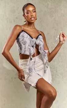 PrettyLittleThing Синий топ на бретелях с тканой оборкой и кружевной отделкой спереди в стиле Ренессанс