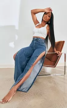 PrettyLittleThing Средне-синие джинсы Shape с экстремальным разрезом