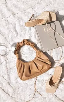 PrettyLittleThing Светло-коричневая сумка на плечо с рюшами и ручкой Extreme