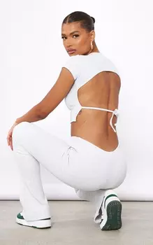 PrettyLittleThing Светло-серая приталенная футболка в рубчик с открытой завязкой на спине