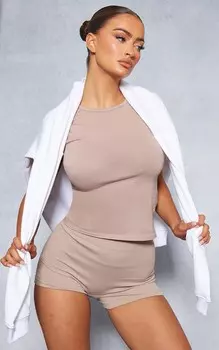 PrettyLittleThing Темно-коричневая базовая футболка из смесового хлопка приталенного кроя с круглым вырезом