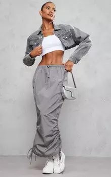 PrettyLittleThing Темно-серая юбка мидакси с завязкой на талии и парашютом