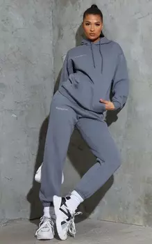 PrettyLittleThing Темно-серые джоггеры с логотипом Est 2012