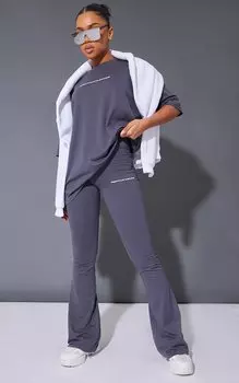 PrettyLittleThing Темно-серые расклешенные брюки с принтом