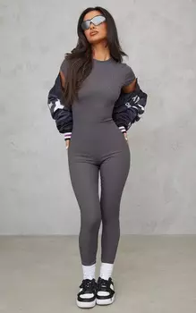 PrettyLittleThing Темно-серый комбинезон Petite с короткими рукавами в рубчик