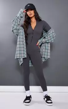 PrettyLittleThing Темно-серый комбинезон в рубчик Petite