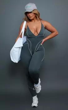 PrettyLittleThing Темно-серый спортивный комбинезон с логотипом и контрастной строчкой на молнии