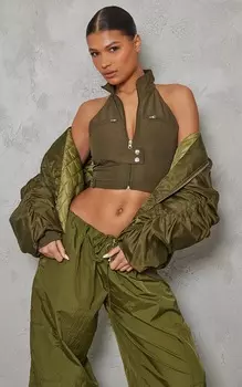 PrettyLittleThing Укороченный тканый топ без рукавов цвета хаки с высоким воротником и молнией