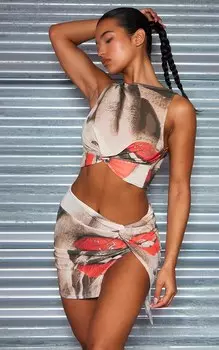PrettyLittleThing Укороченный топ-борцовка с сетчатым узлом телесного цвета и принтом спереди