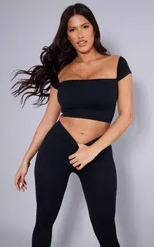PrettyLittleThing Укороченный топ черного цвета с короткими рукавами в рубчик