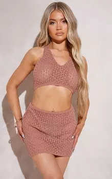 PrettyLittleThing Укороченный топ крючком Petite шоколадного цвета с воротником халтер