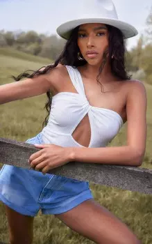 PrettyLittleThing Укороченный топ на одно плечо с текстурой цвета слоновой кости с закрученной передней частью