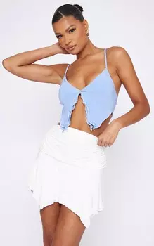 PrettyLittleThing Укороченный топ с обтягивающим разрезом и оборками нежно-голубого цвета