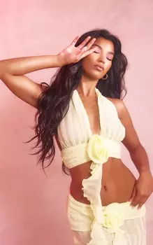 PrettyLittleThing Укороченный топ с воротником халтер и желтым цветком