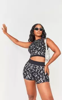 PrettyLittleThing Укороченный топ в рубчик-борцовке черного цвета с принтом и структурированным контуром