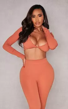 PrettyLittleThing Укороченный топ в рубчик с закрученной деталью Shape Clay Contour