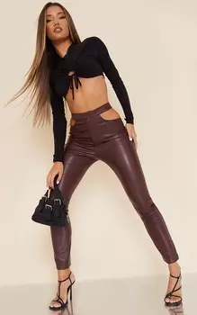 PrettyLittleThing Узкие брюки из искусственной кожи темно-шоколадного цвета с вырезами