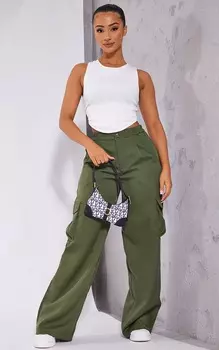 PrettyLittleThing Узкие брюки карго в строгом стиле Petite цвета хаки