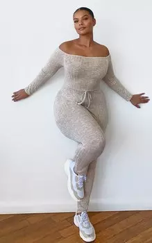 PrettyLittleThing Вязаный комбинезон в рубчик Plus Oatmeal с открытыми плечами