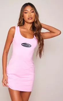 PrettyLittleThing Ярко-розовое облегающее платье с металлическим логотипом