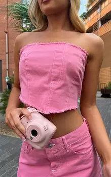 PrettyLittleThing Ярко-розовый джинсовый топ-бандо со швом спереди с необработанными краями