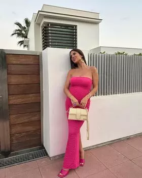 PrettyLittleThing Ярко-розовый текстурированный асимметричный подол Бандо с длинным разрезом на подоле