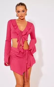 PrettyLittleThing Ярко-розовый укороченный топ с фактурной отделкой в рубчик и рюшами спереди