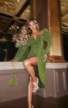 PrettyLittleThing Зеленое платье миди с блестящими плиссированными рукавами и V-образной полосой и драпировкой