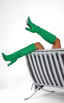 PrettyLittleThing Зеленые сапоги до колена из искусственной кожи с заостренным носком на высоком блочном каблуке