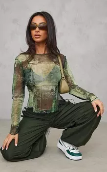 PrettyLittleThing Зелёный сетчатый топ Petite с принтом в стиле гранж