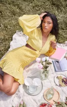 PrettyLittleThing Желтое облегающее платье с длинными рукавами и гофрированными пуговицами