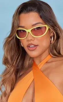 PrettyLittleThing Желтые солнцезащитные очки в спортивном стиле с запахом и козырьком