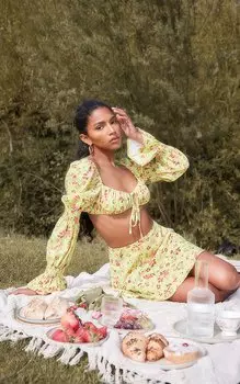 PrettyLittleThing Желтый укороченный тканый топ с длинными рукавами и рюшами с цветочным принтом