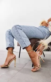 PrettyLittleThing Золотистые босоножки на высоком каблуке с широким круглым носком и шнуровкой цвета металлик