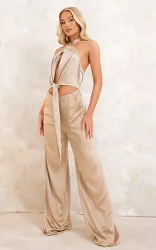 PrettyLittleThing Золотой атласный комбинезон с завязками и вырезами через шею