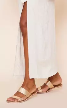 PrettyLittleThing Золотые базовые кожаные сандалии с двумя ремешками
