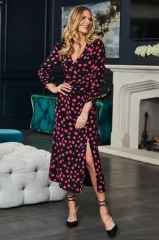 Прилегающее сверху и расклешенное внизу платье с узором в горошек и присборенной талией Sosandar, черный