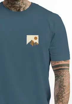 Принт футболки Outdoor Adventure Brustlogo Natur Berge Wandern Fashion Streetstyl Neverless, джинсовый синий