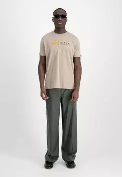 Принт на футболке Alpha Industries, винтажный песок Label