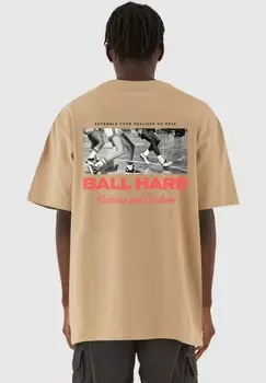 Принт на футболке BALL HARD HEAVY Upscale by Mister Tee, бежевый