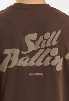 Принт на футболке BALLIN DEF, коричневый