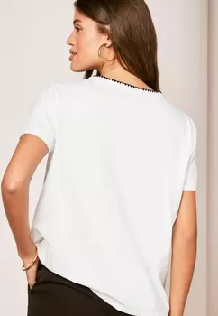 Принт на футболке BLANKET STITCH ROUND NECK- REGULAR FIT Lipsy, белый